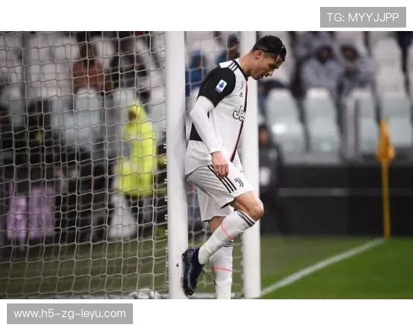 尤文前场二过一配合制造门前空档