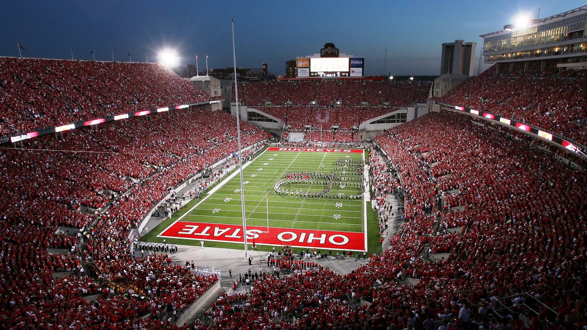 现场激情澎湃：运动员极速奔跑